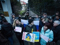 Účastníci protestu voči agresii Ruskej federácie na Ukrajine pred Veľvyslanectvom Ruskej federácie v SR.