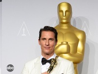 Matthew McConaughey na odovzdávaní zlatých sošiek triumfoval a odniesol si Oscara za najlepší mužský herecký výkon v hlavnej úlohe.