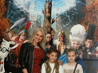 Zuzana Vačková sprevádzala do kina svoju dcéru Marušku (v strede) a jej kamarátku.