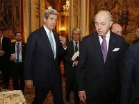 John Kerry (vľavo) a francúzsky minister zahraničných vecí Laurent Fabius