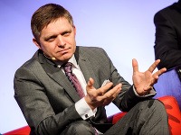 Robert Fico rozdával zo svojej rezervy Robert Fico rozdával zo svojej rezervy