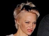 Pamela Anderson po večeri s manželom nahodila desivý výraz.