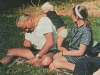 Pápež Ján Pavol II. s údajnou milenkou a synom Pápež Ján Pavol II. s údajnou milenkou a synom