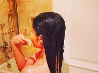 Speváčka Nicki Minaj sa nechala vyfotiť v Evinom rúchu krátko po tom, čo vyliezla z vane.