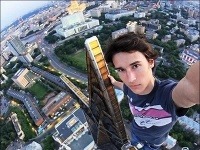 Kirill Oreshkin - expert v zdieľaní extrémnych "selfies". Fotenie na moste, visiac z budovy, alebo na vrchole obrej hviezdy je preňho najlepším zážitkom. 