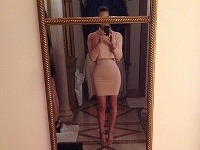 Kim Kardashian sa odfotila pred zrkadlom s postavou útlej bábiky. Odkiaľ ju však nabrala?