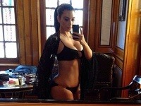 Kim Kardashian sa na webe pochválila telom, ktoré údajne vpratala do bikín 16-ročnej sestry.