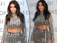 Kim Kardashian svoje skutočné obliny predviedla v outfite, ktorý z nej urobil vypapanú diskoguľu.