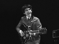 George Harrison s jeho známou čiernobielou gitarou.