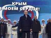 Ruský prezident Vladimír Putin a krymskí lídri spievajú na moskovskom Červenom námestí