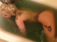 Potetovaná Lady Gaga si užíva kúpeľ po tom, čo sa nechala ovracať počas kontroverzného vystúpenia. O nahé telo sa podelila prostredníctvom svojej webstránky.