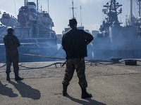 Muži v neoznačených uniformách strážia ukrajinskú loď Chmeľnickij.