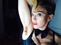 Madonna sa vo veku 55 rokov pochválila na webe vnadami v dráždivej podprsenke aj zarasteným podpazuším.