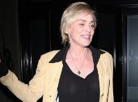 Sharon Stone sa pomaličky blíži k prahu šesťdesiatky, no na verejnosti stále provokuje presvitajúcimi bradavkami.