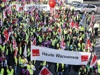 Zamestnanci frankfurtského letiska štrajkujú za vyššie platy