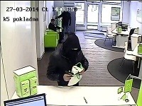 Dvaja ozbrojení páchatelia lúpili dnes v banke na Kazanskej ulici
