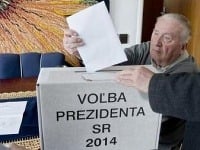 Michal Kováč vhadzuje volebný lístok do prenosnej volebnej urny Michal Kováč vhadzuje volebný lístok do prenosnej volebnej urny