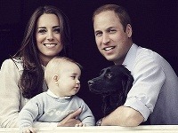 Kate Middleton a Princ William zverejnili nový kráľovský portrét s 8-mesačným Princom Georgeom a rodinným psom Lupom.