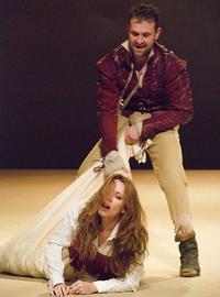 Tomáš Maštalír a Diana Mórová v divadelnom predsatvení Skrotenie zlej ženy sa nevyhli aj intímnejším scénam.