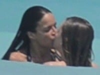 Michelle Rodriguez a polonahá Cara Delevingne predvádzali lesbické laškovanie počas svojej romantickej dovolenky.
