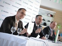 zľava zástupca spoločnosti John Deere Peter Viczencz, v strede moderátor tlačovej konferencie Slavo Jurko, vpravo Bc. Jozef Suroviak, riaditeľ spoločnosti IMPA Bratislava