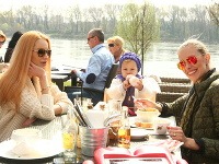 Denisa Mendrejová a Eva Cifrová si dopriali obed a kávičku na nábreží Dunaja. 