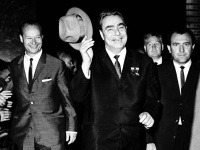 Komunistickí lídri - Alexander Dubček (vľavo) a Leonid Brežnev (v strede) - ilustračné foto