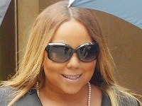 Opuchnutá a pribratá Mariah Carey sa pred kvapkami slabého dažďa ukrývala až pod dvomi veľkými dáždnikmi.