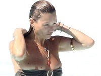 Kate Moss si v bazéne neustrážila vrchný diel bikín, z ktorého jej vykukli bradavky.