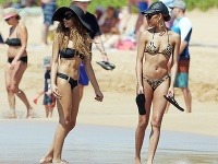 Sestry Shayne a Bria Murphy provokujú v bikinách na havajskej pláži.