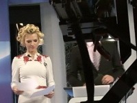 Kamera markizáckej Smotánky snímala Zlaticu Puškárovú počas príprav na živé vysielanie. Zachytila moderátorku aj s natáčkami na hlave, čo by zrejme čakal málokto. 