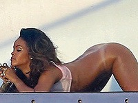 Rihanna bez nohavičiek vystrkovala zadok v pózach hodných pornoherečky.