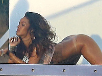 Rihanna bez nohavičiek vystrkovala zadok v pózach hodných pornoherečky.