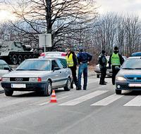 Colníci s policajtmi vytvorili stanoviská a prehliadali každé auto smerom do Košíc.