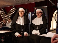 Monika Agrebi prišla do X factoru s kamarátkou. Zamaskovali sa za mníšky. 