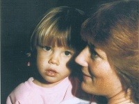 Jessica Biel na fotografii z detstva bojazlivo pózuje v maminom náručí.