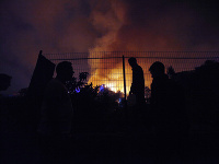 Lesný požiar poškodil najmenej 500 domov, evakuovali tisíce ľudí