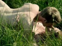 V sérii Nesmrteľní sa Katarína Šafaříková oddala vášnivému sexu v tráve.