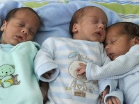 Predčasne narodené trojičky Sebastian, Sean a Saimon