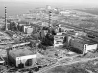 Pohľad na atómvú elektráren v Černobyle po havárii