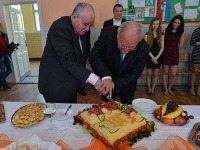 Dušan Čaplovič s Pavlom Mešťanom krája tortu Riešenie židovskej otázky