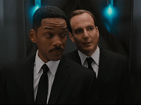 Will Arnett a Will Smith vo filme Muži v Čiernom 3.