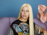 Lady Gaga na fotkách pre reklamnú kampaň Versace pred retušou.
