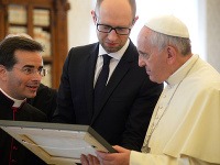 Arsenij Jaceňuk na návšteve u pápeža Františka