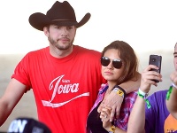 Tehotná Mila Kunis po boku snúbenca Ashtona Kutchera hrdo ukázala rastúce bruško.