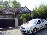Dom Ivety Bartošovej strážili policajti. 