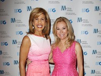 Kathie Lee Gifford (vpravo) s nemenej plastikovou kolegyňou