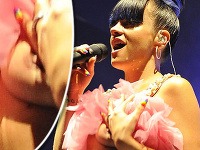Lily Allen si počas vystúpenia neustrážila provokatívny outfit a obnažila prsník aj s bradavkou.