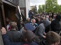 Proruskí aktivisti oslavujú obsadenie administratívnej budovy v centre mesta Luhansk. 