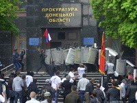 Stret pro-ruských aktivistov s políciou pred budovou regionálnej správy v Donecku.